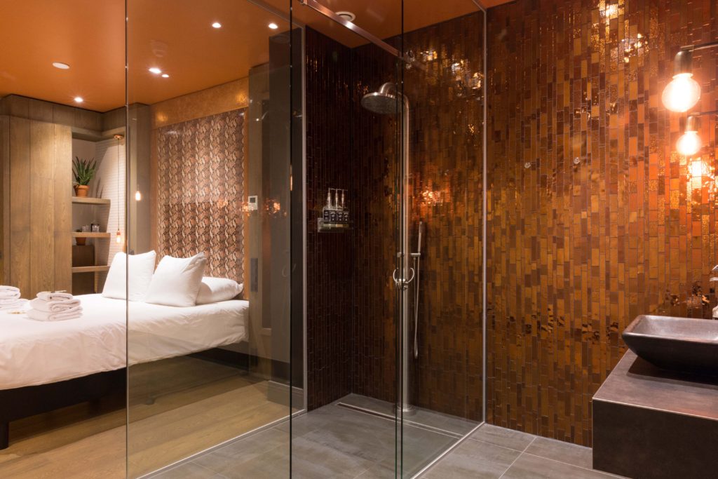 boutique-hotel-zaandam-manzo-suites-loft-badkamer-bed-glaswand-regendouche